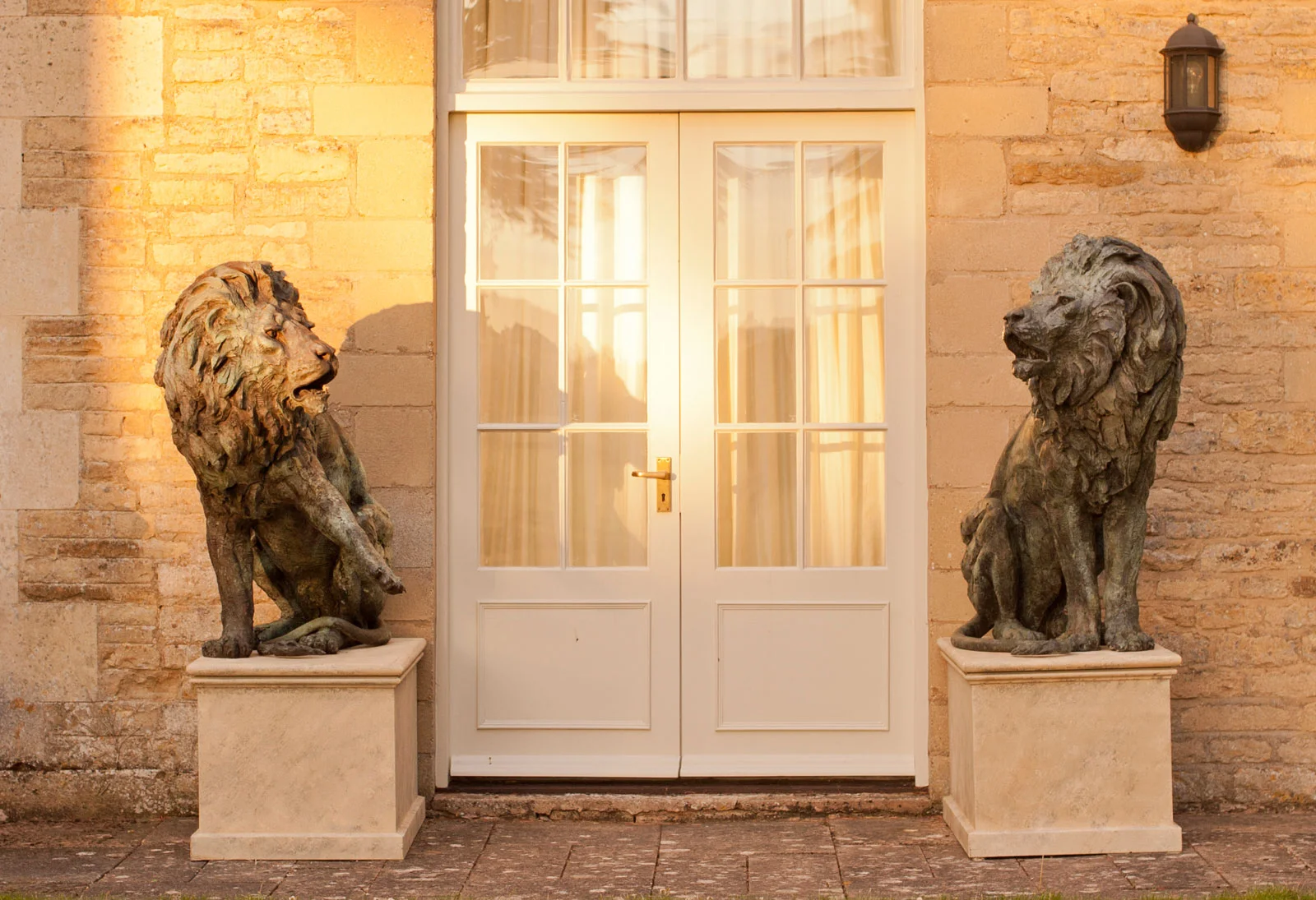 gillick-lions-pair-on-plinths-bronze-sculptures-dudd-front-web.jpg