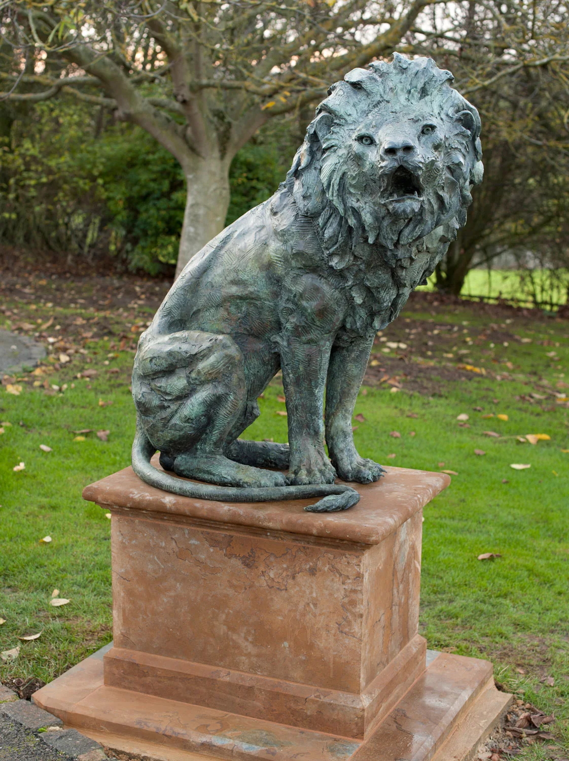 gillick-lions-pair-on-plinths-bronze-sculptures-arm-down-head-on-web.jpg