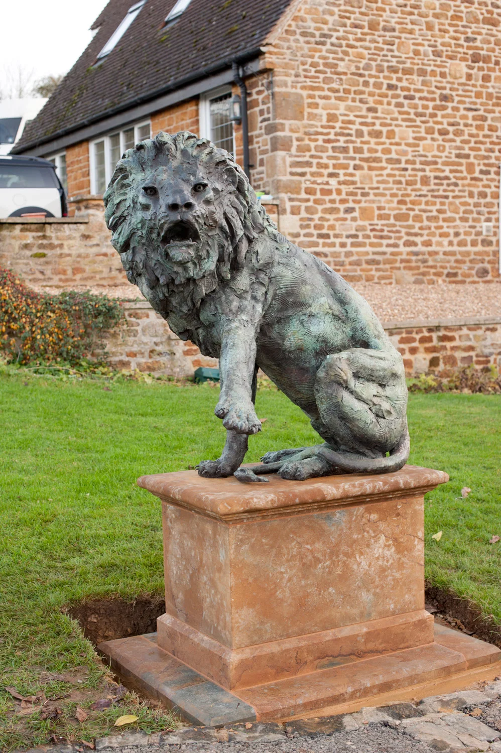 gillick-lions-pair-on-plinths-bronze-sculptures-arm-up-face-on-web.jpg
