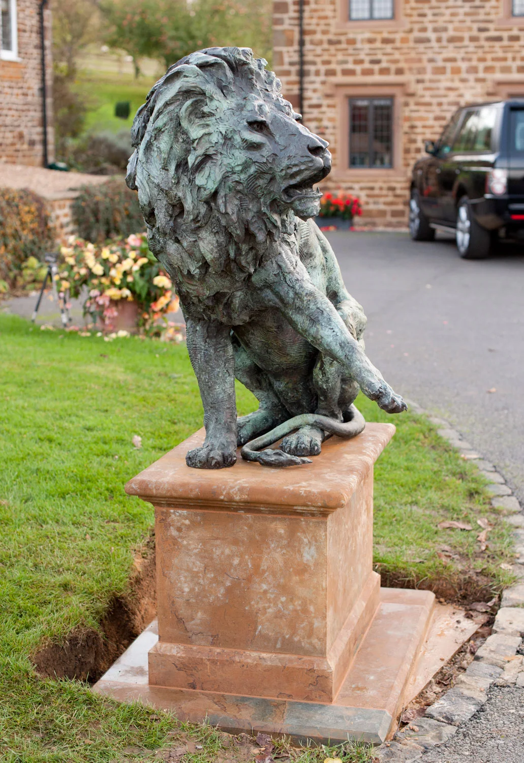 gillick-lions-pair-on-plinths-bronze-sculptures-arm-up-front-web.jpg