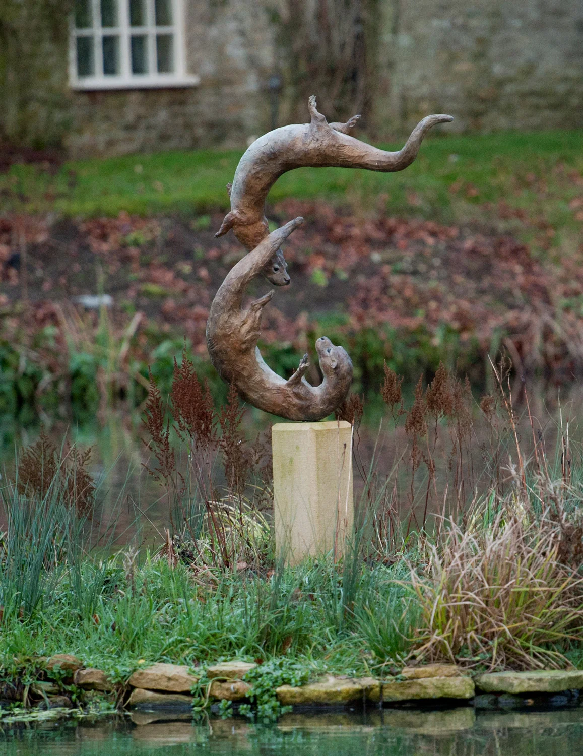 gillick-bronze-sculpture-life-size-courting-swimming-otters-pond-4-web.jpg