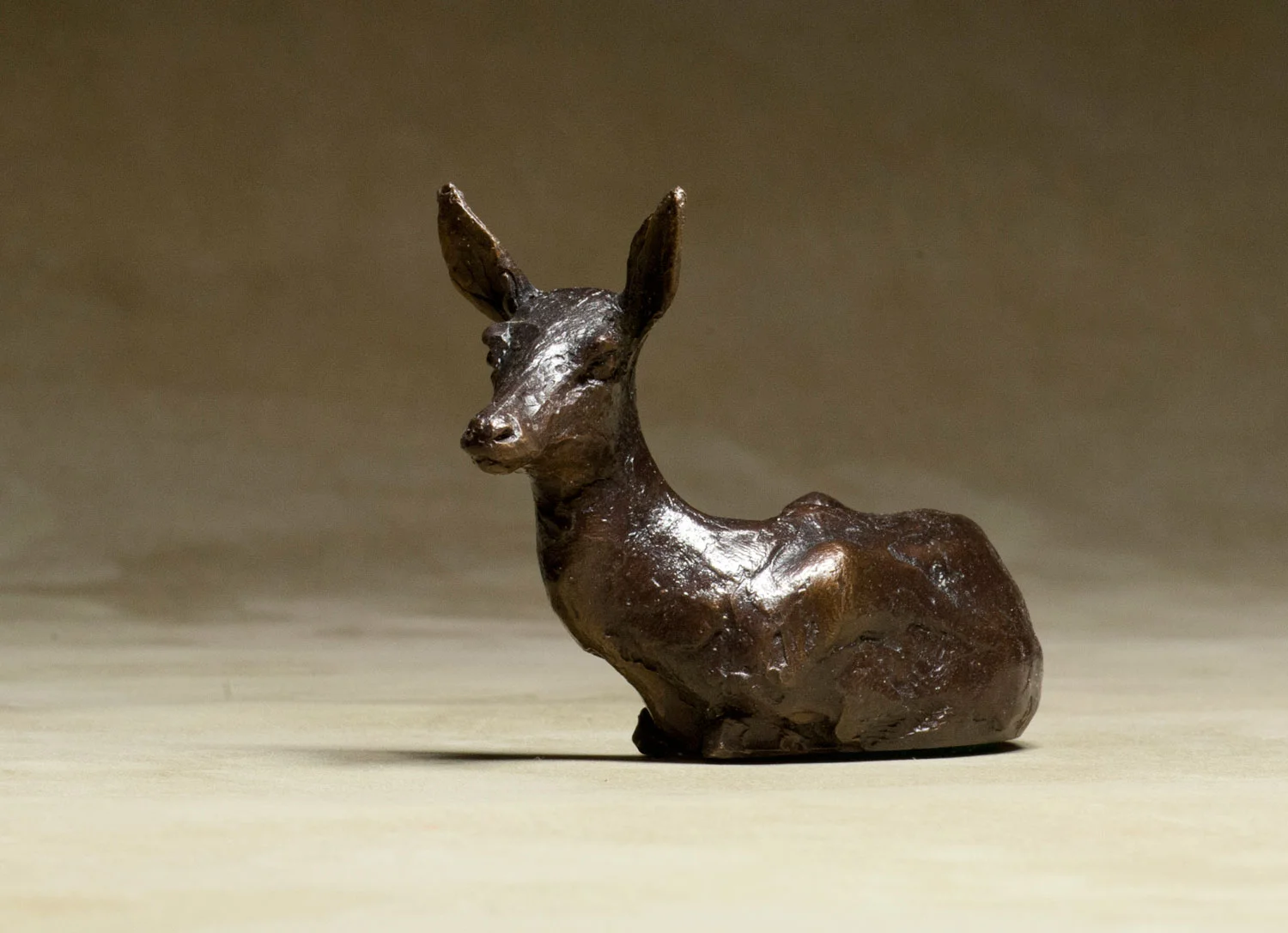 gillick-seated-red-deer-hind-small-bronze-sculpture-head-front-head-on-web.jpg