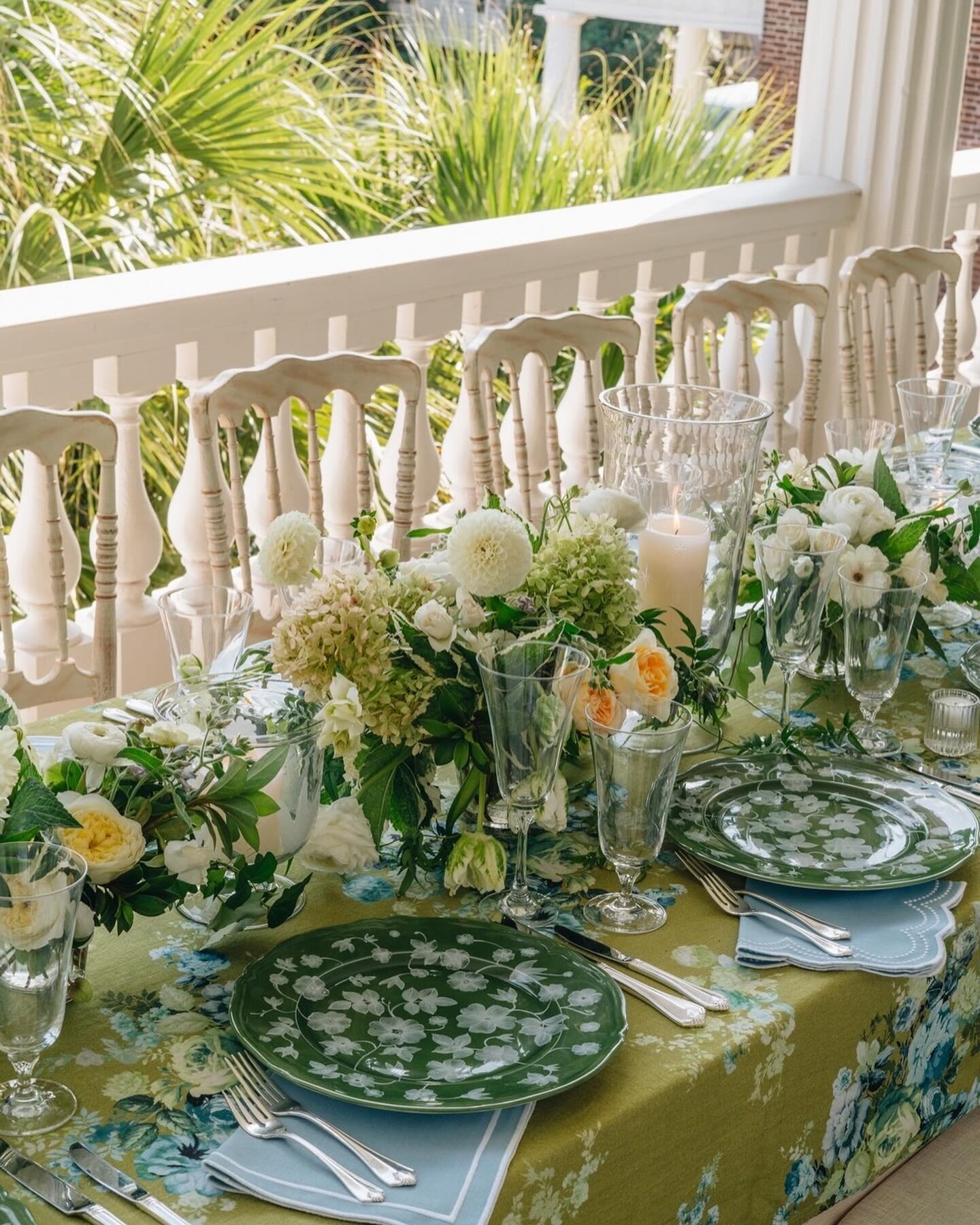 Green is for garden parties. Celebrating all things green, especially this St. Patrick&rsquo;s Day 🍀
⠀⠀⠀⠀⠀⠀⠀⠀⠀
Linens: @shoptheavenue
Florals: @sygdesigns
Plates: @ginori1735
Napkins: @mrsaliceshop
Candlelight: @ellieproctorantiques 
Candlesticks: @