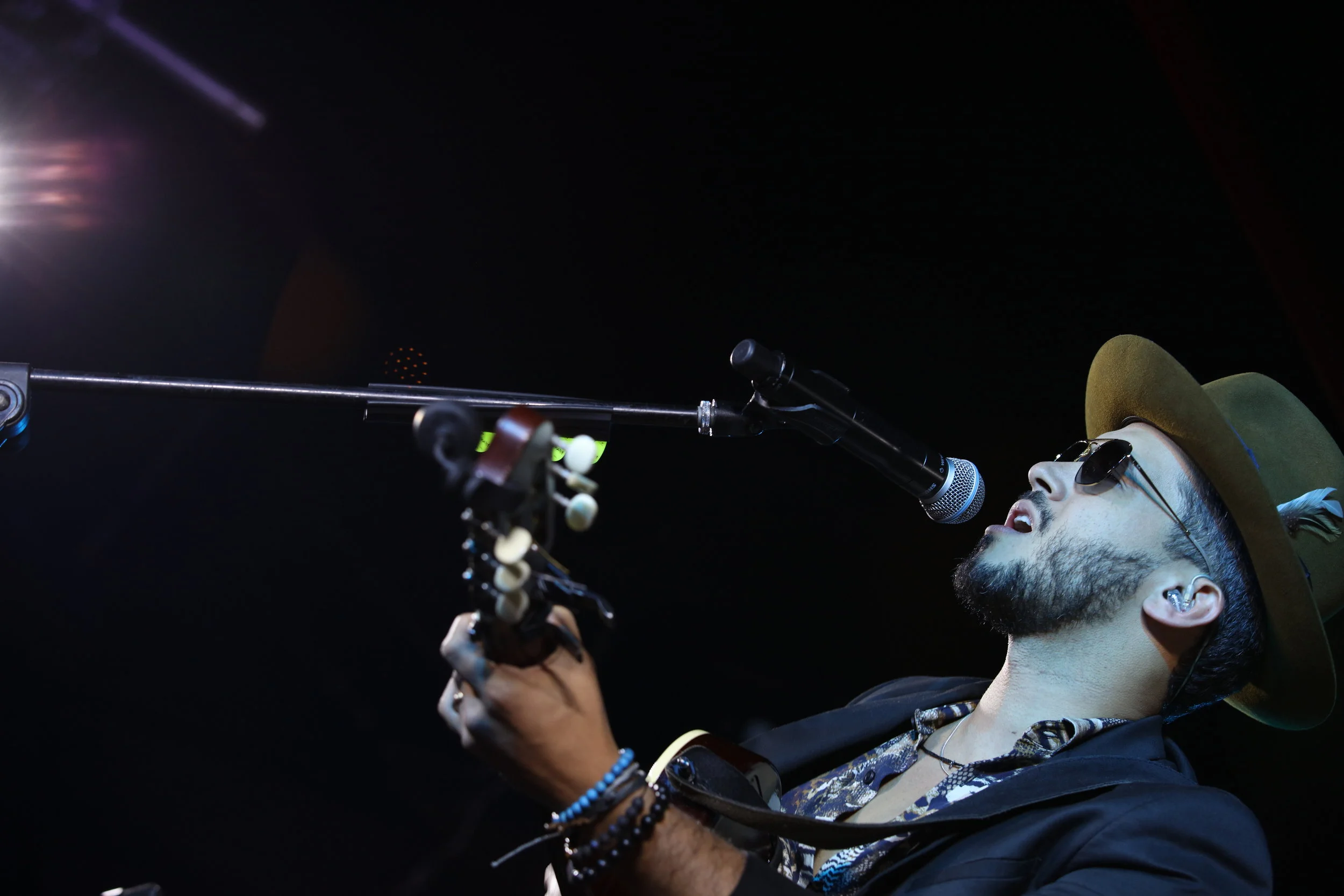 Zeo Munoz Singer musician composer balada pop Dominican