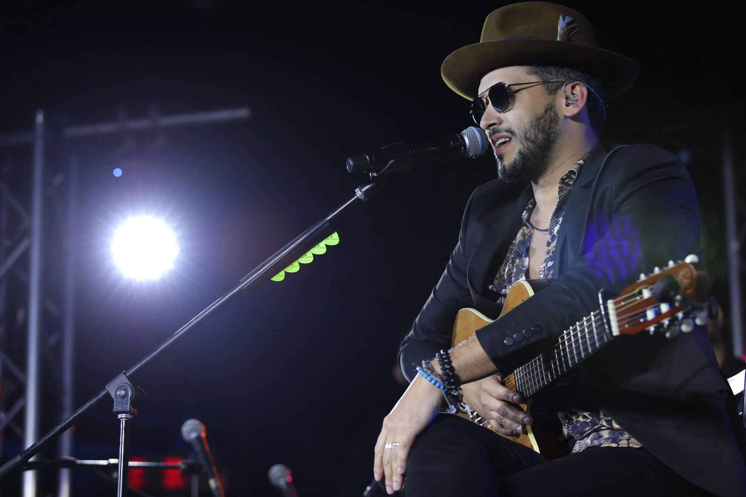 Zeo Munoz Singer musician composer balada pop Dominican