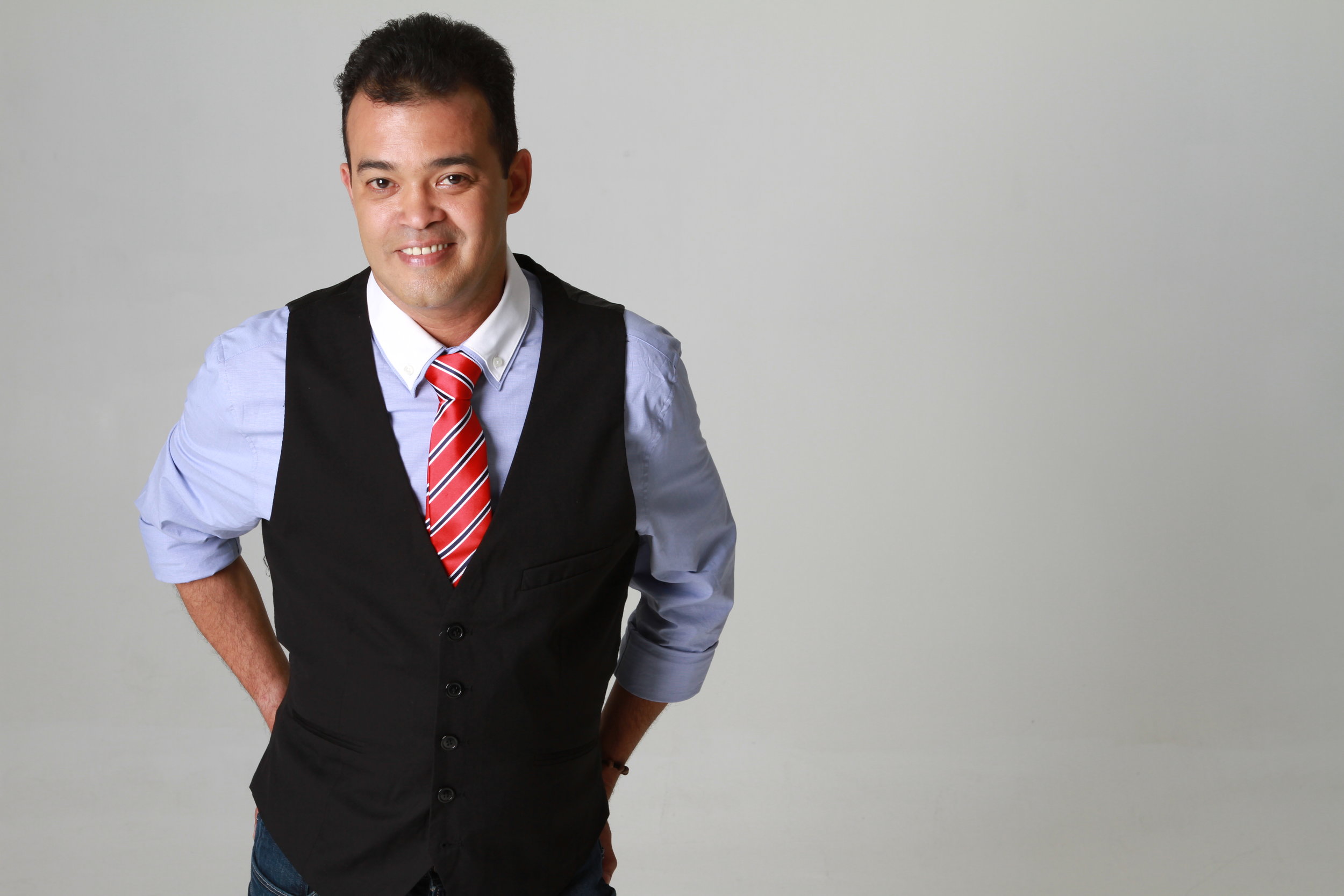 Alex Bueno Singer 