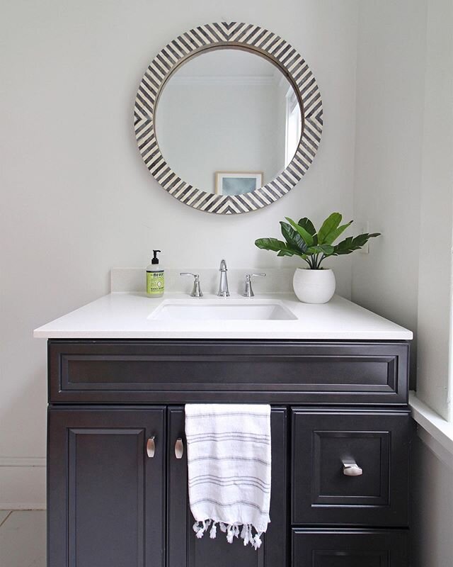 ✨How can you make each room in your home special? ✨
⠀⠀⠀⠀⠀⠀⠀⠀⠀
One of my favorite ways is to hang unique or meaningful things on your walls. That could be art or decor, like this round mirror from @westelm that we added to our first floor bathroom. I 
