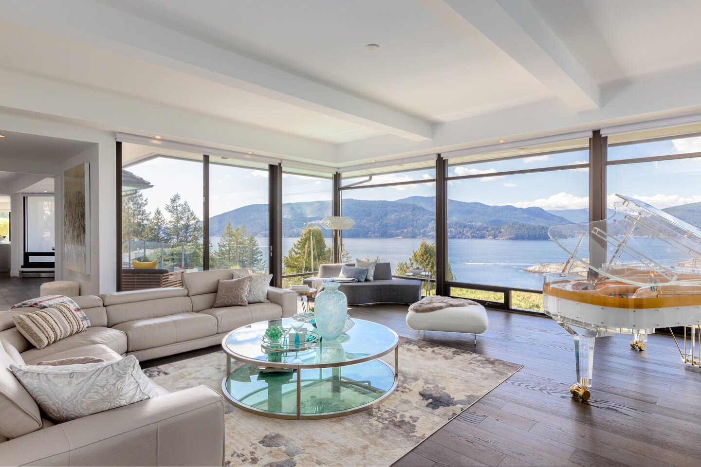 Check out the stunning view from another angle! Now we know why this is P's favourite room! 😍
.
.
.
.

#homestaging #homedecor #interiors #love #beautiful #photography #realestate #vancouverrealestate #photooftheday #furniture #architecture #luxuryh