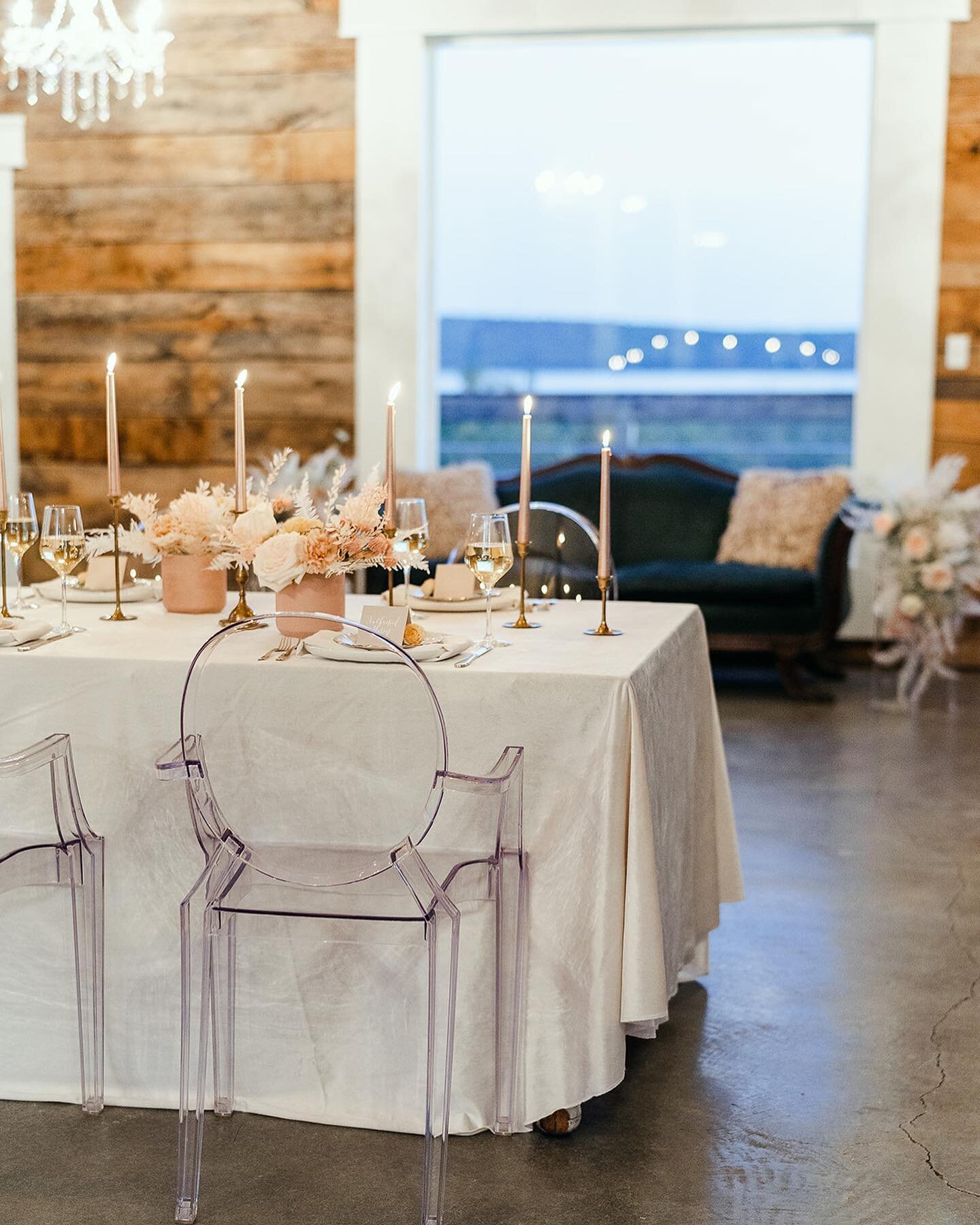 Acrylic chairs FOR THE WIN. 😍 Coupled with an ivory velvet linen, @bluechalkeventsllc and @dvandco knocked this styling out of the park!

Venue - @thepointelakeeufaula 
Photographer - @dvandco
Planning/Coordinating - @bluechalkeventsllc 
Floral - @t