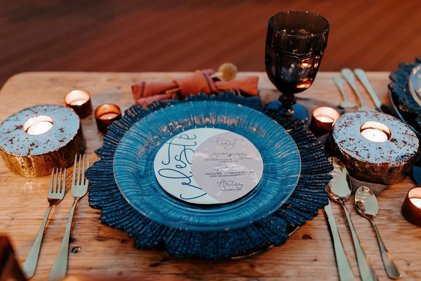 Pictured here are our NEW navy reef chargers, gold flatware, clear dinner plate, and a navy blue goblet to finish it off. This entire styled shoot was a DREAM. Vendor list below! 🌛🌑

Photographer: @korbynskyephotography
Venue: @plentymercantile @th