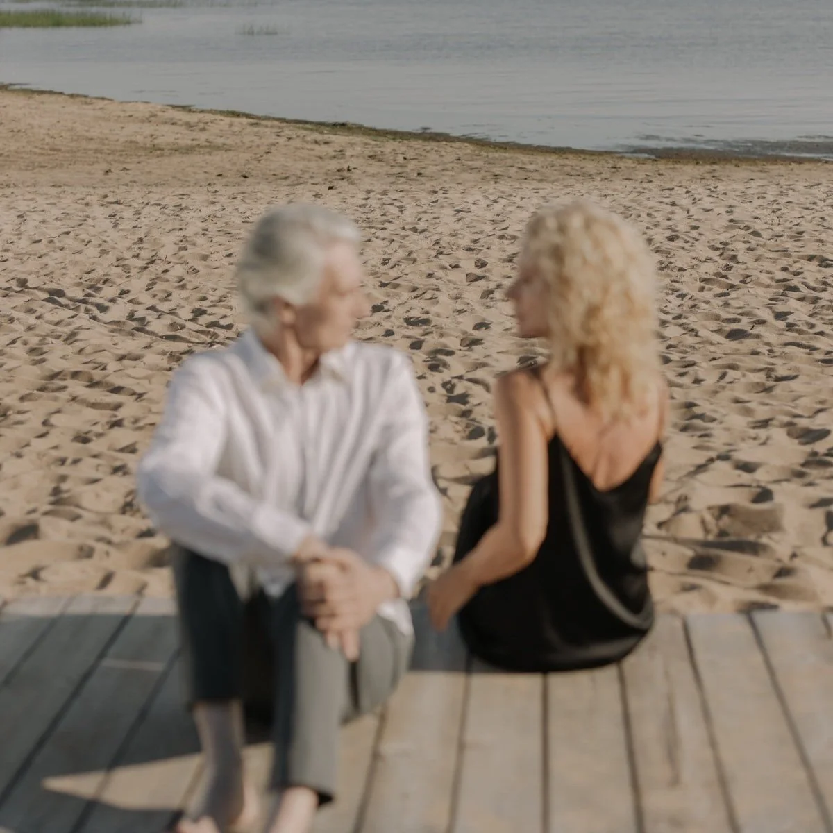 Here Are 3 Clear Signs That Someone Is Emotionally Unavailable