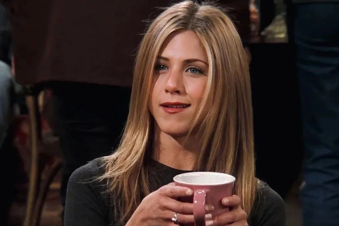 We found the exact lipstick Rachel Green(e?) wore on Friends. It&rsquo;s that perfect neutral bricky shade that looks good on everyone. And it&rsquo;s still made today. 

Link in bio. 

#LetsTalkCandidly
Via Friends | Jennifer Aniston | Makeup by Rob