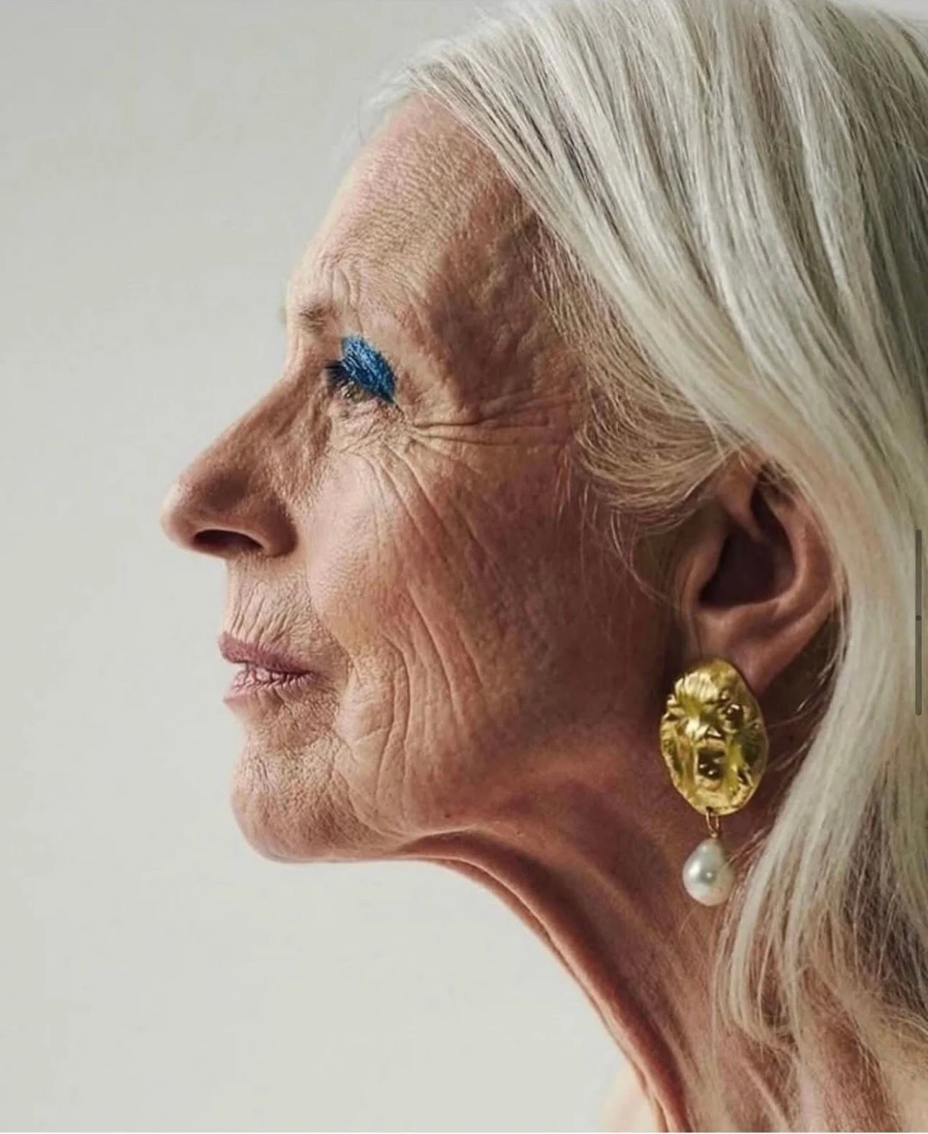 If we&rsquo;re being completely honest with you, we sort of hate eyeshadow. It makes our already-wrinkled eyelids look even more wrinkly, and it makes us feel very &ldquo;grand dame&rdquo; and not at all youthful. But these little single-pot eyeshado