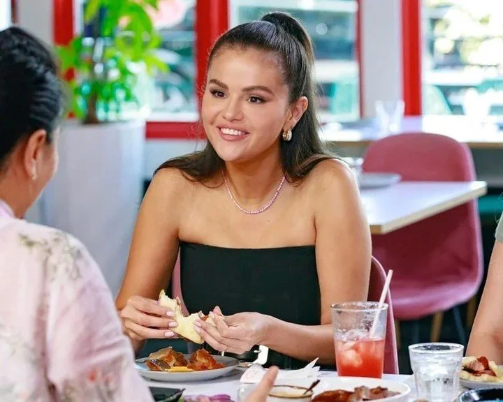 Selena Gomez eats the same, high-protein lunch every day. Here&rsquo;s why we love it. And here&rsquo;s exactly how to make our version of it. 

Link in bio. 

#LetsTalkCandidly
Via Selena + Restauramt | Food Network 
🔗: https://www.thecandidly.com/
