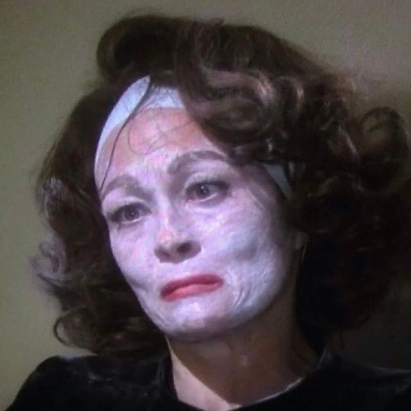 Forget all those bottles rattling around in your bathroom drawers. There are really only 3 TRUE anti-aging products you should be using every. single. day. That&rsquo;s it. Just 3. 

Link in bio. 

#LetsTalkCandidly
Via Mommie Dearest | Faye Dunaway 