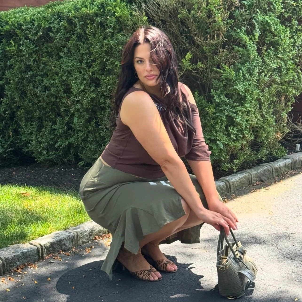 16 Going Out Tops That Are Made For Over-40 Gals With Belly Pooches Who Wanna Look Very Hot