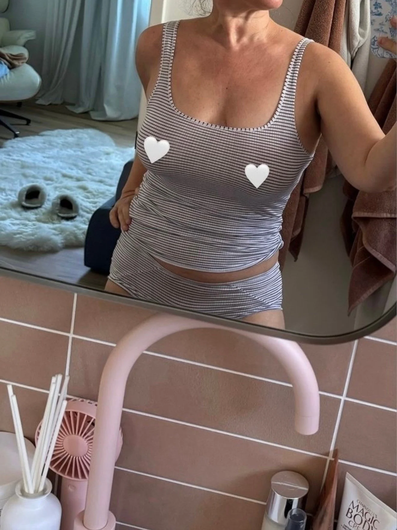 There are 8 pieces of gloriously soft, hallucinagenically cozy house-clothes, that only the truest of introverts and expert loungers will appreciate. 

If you are a mere amateur when it comes to relaxation, please keep scrolling. 

Link in bio. 

#Le