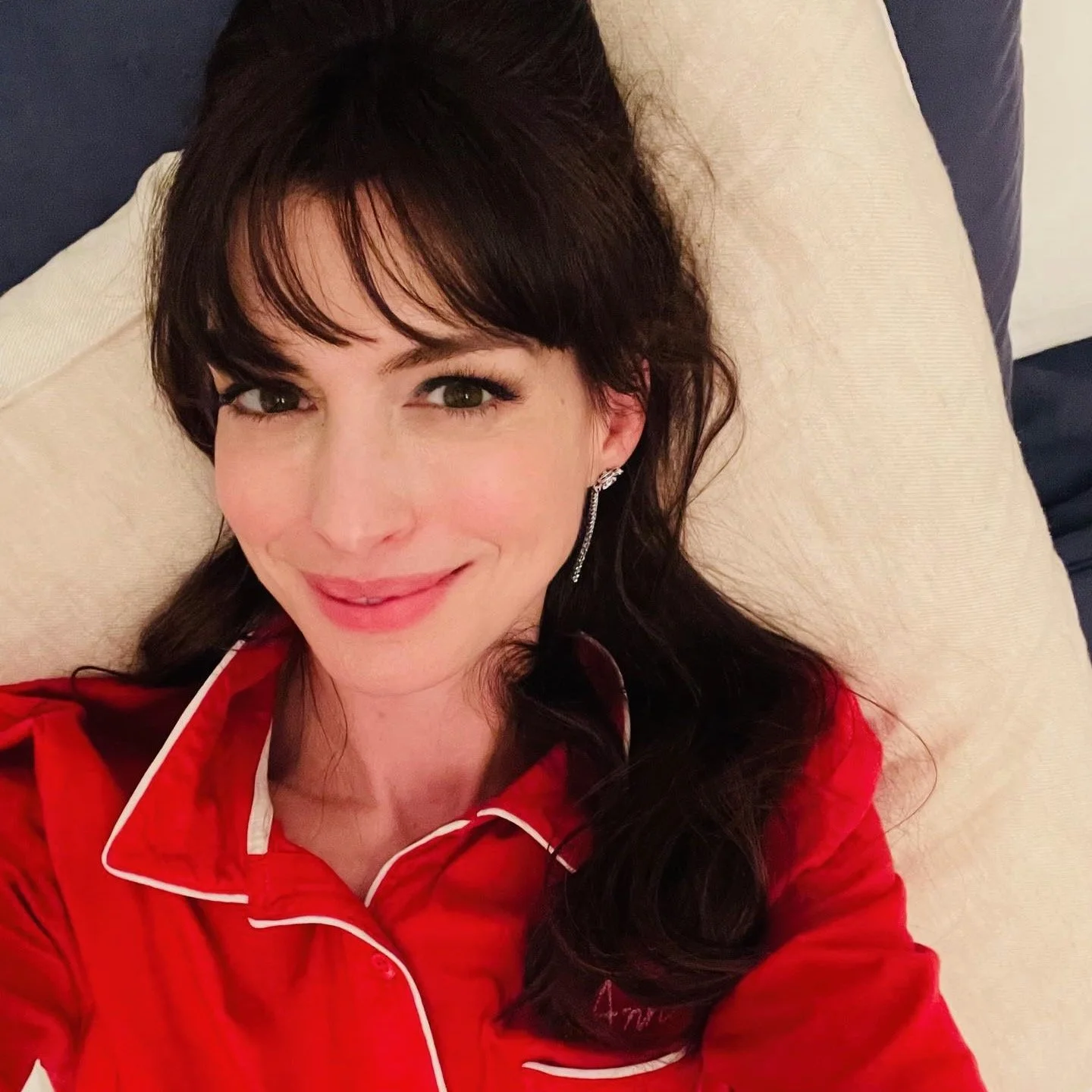 Anne Hathaway Revealed What's In Her Beauty Bag. So Naturally, We Found It All.