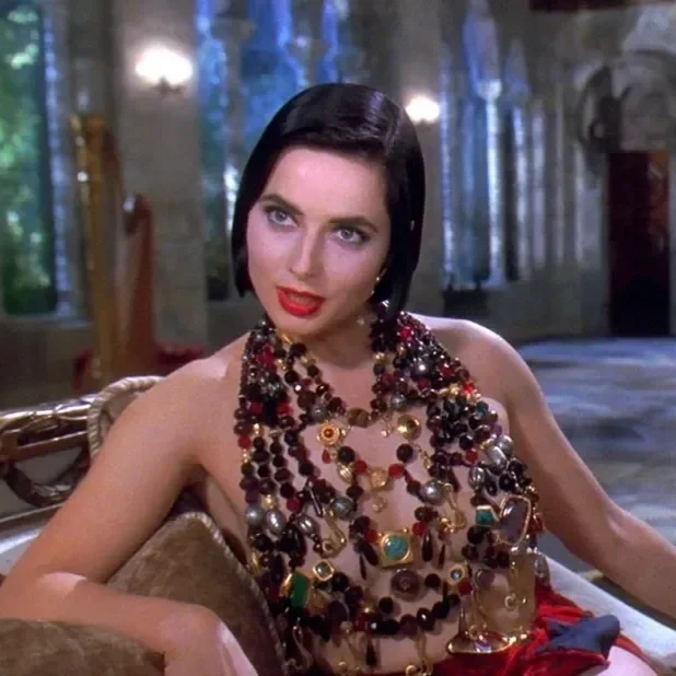 3 Annoying Things To Prioritize TONIGHT That Make You Look Glowier And Younger Immediately 