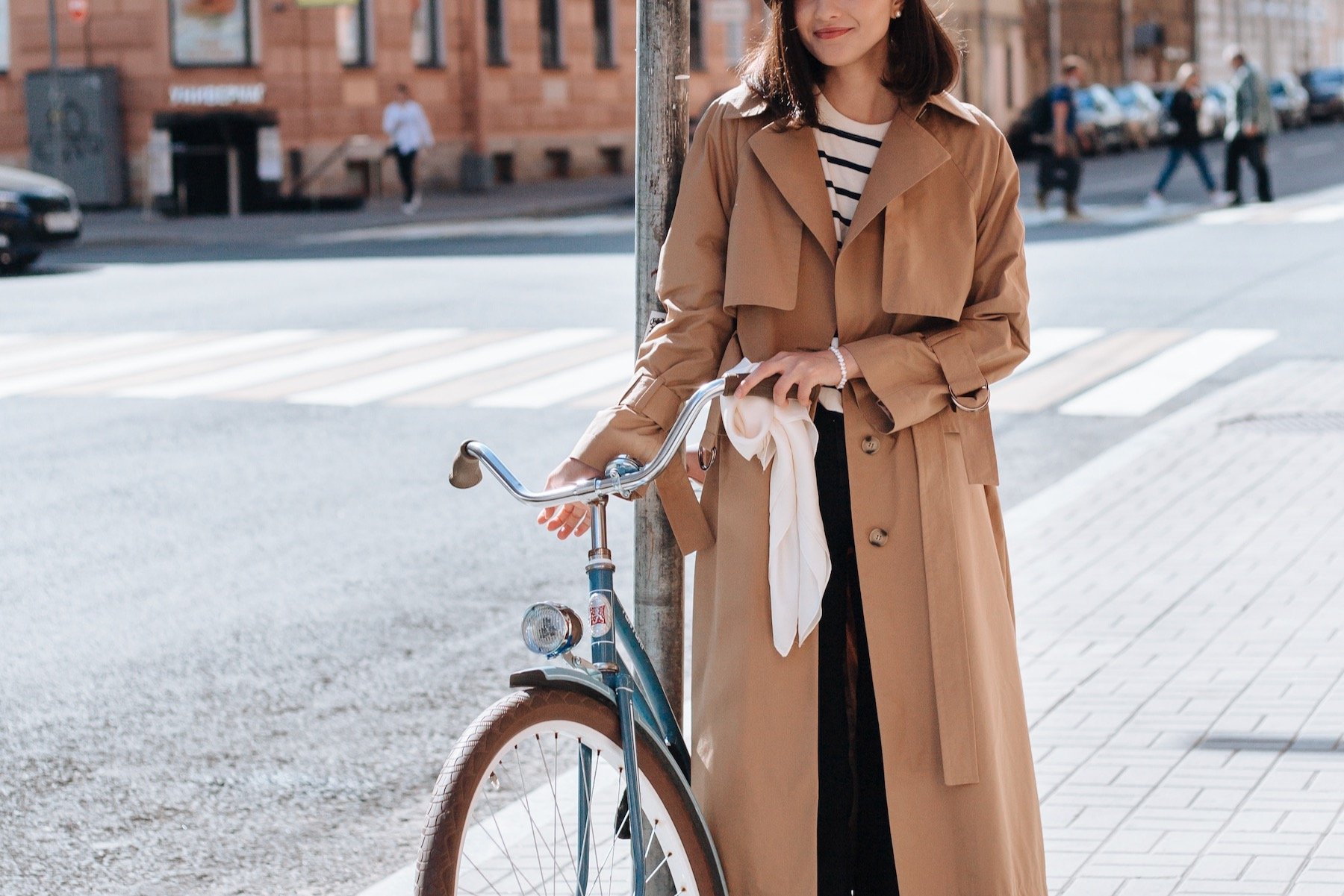 13 Chic Ways To Wear a Trench Coat Like a French Girl - MY CHIC