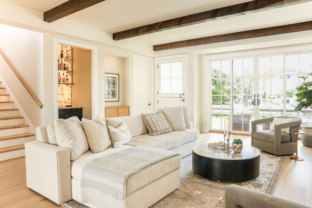 Living room to bar area