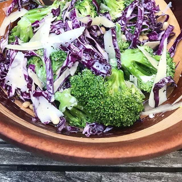 Planning a picnic this weekend? This #broccoli #caesarsalad is crazy #delicious, #easypeasy, and travels well. 🥦 Recipe for this 5 ingredient #salad is on the blog now (🔗 in bio). Also, if you&rsquo;re planning a #picnic, can you invite me?!