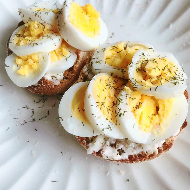 Staying indoors for breakfast during this #heatwave ☀️: 1 toasted whole wheat #englishmuffin 🍞, smear of #mayo with dried #dill 🌿, 2 hard boiled eggs 🥚, and a sprinkle of #pinkhimalayansalt 🧂