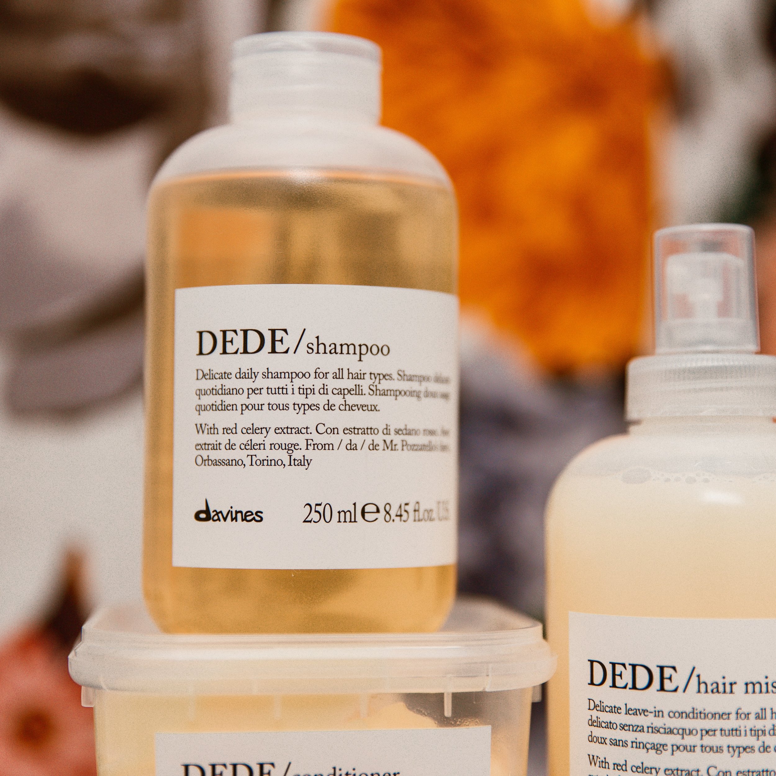 This humidity calls for a lightweight shampoo. 💧The Davines Dede Line is a collection of hair care products designed to gently cleanse and nourish all hair types. Formulated with ingredients such as red celery extract from Torino, Italy, the Dede Li