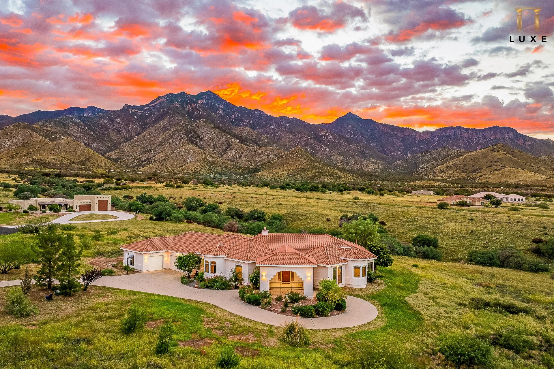 ✨ Showcase your property in its finest light with Luxe Realty Photography ✨
🌇 Arizona sunsets are nature’s masterpiece, casting a golden glow that transforms every home into a vision of luxury. Our sunset sessions are among our most sought-af