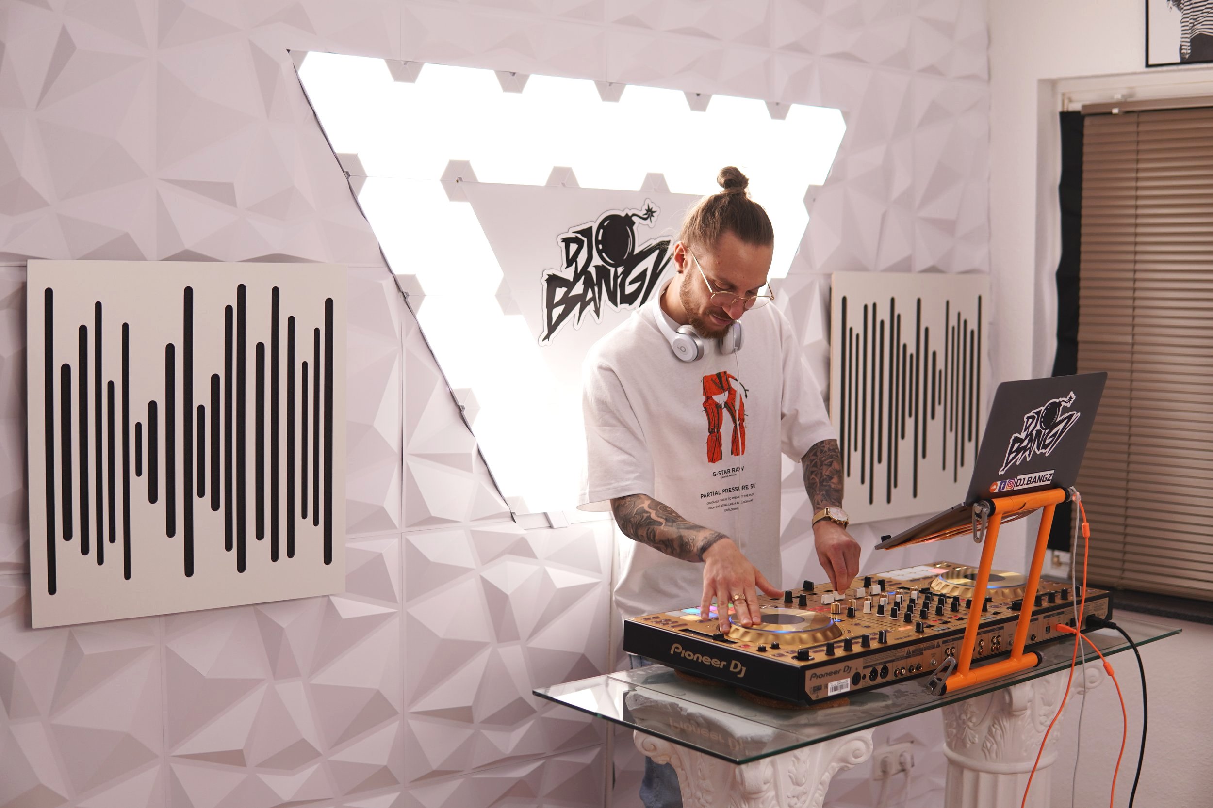 Professioneller DJ im studio 