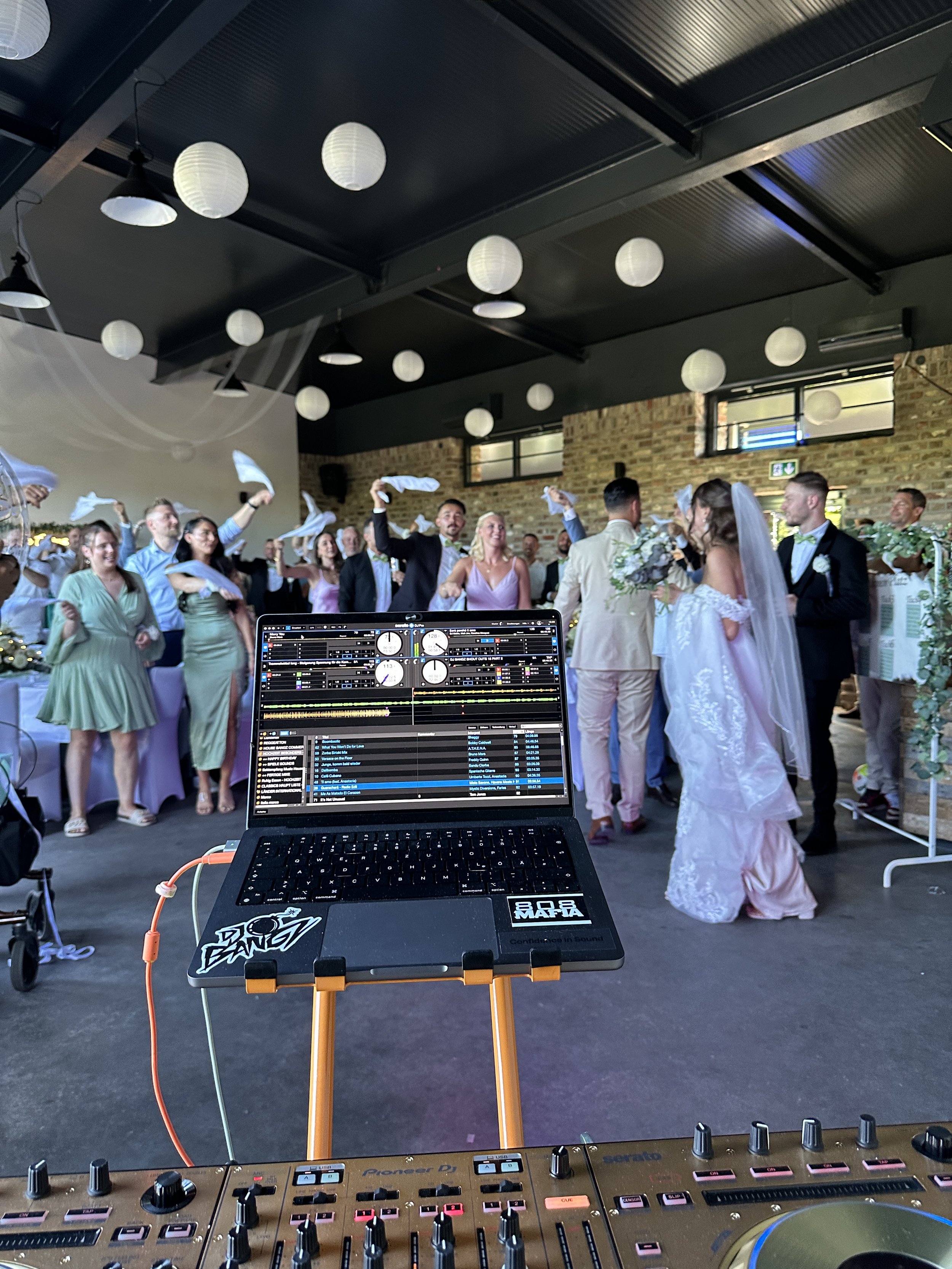 Hochzeits Feier mit DJ und Gästen