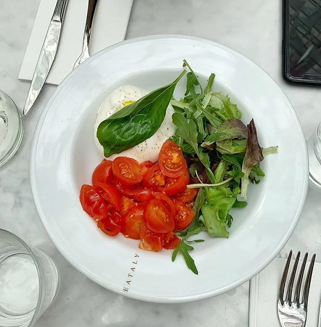 🍽 Burrata &amp; tomatoes🍅🥗 ⁣⁣⁣
[🇫🇷] Une d&eacute;licieuse assiette fra&icirc;che : burrata, salade et tomates chez @eatalyparis ! Les portions sont g&eacute;n&eacute;reuses que ce soit les entr&eacute;es ou les plats. L&rsquo;assiette de tagliat