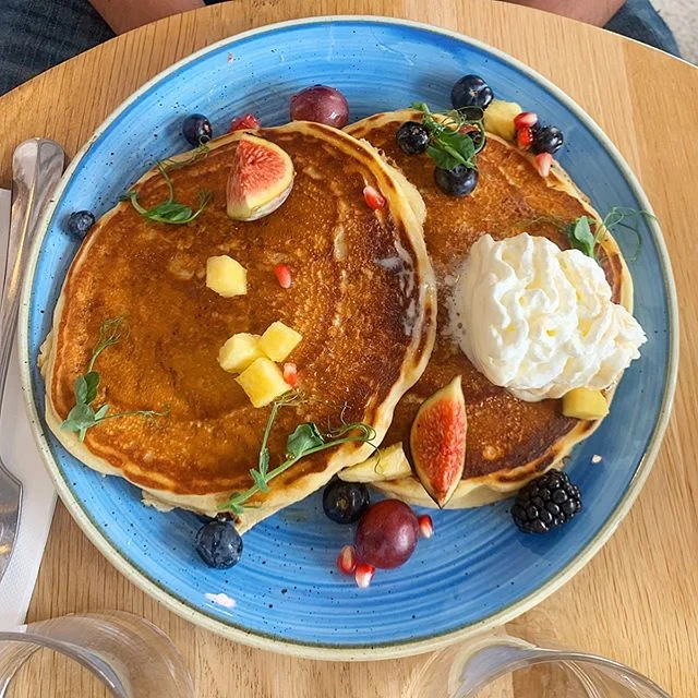 🍽 Pancakes du dimanche 🥞😋⁣⁣⁣⁣
[🇫🇷] ⁣Ces deliciouses pancakes 🥞 viennent du restaurant Sunday in Soho a Paris. Vous pouvez prendre la version sucr&eacute;e servie avec du sirop d&rsquo;&eacute;rable et des fruits ou la version sal&eacute;e avec 