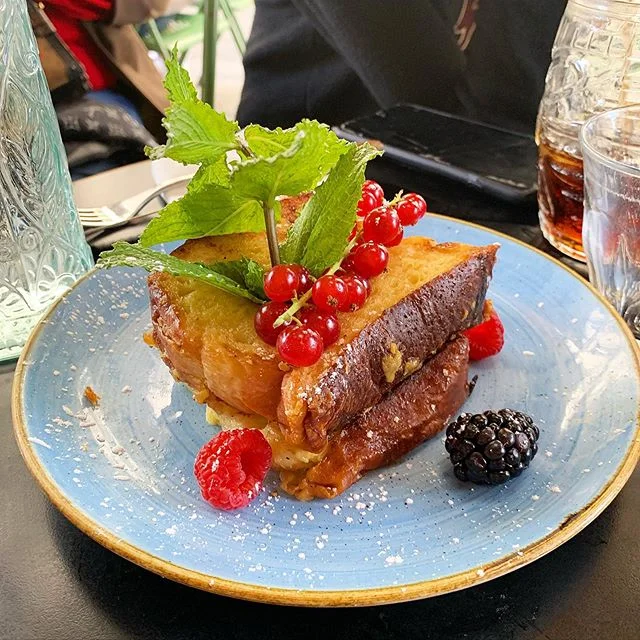🍽 Pain perdu 🍞😋⁣⁣⁣⁣
[🇫🇷] ⁣Maison Sauvage pour bruncher le week-end, d&eacute;jeuner en semaine ou prendre un verre. C&rsquo;est une adresse connue &agrave; Saint-Germain avec sa terrasse en angle et sa devanture fleurie. Des salades de quinoa, t