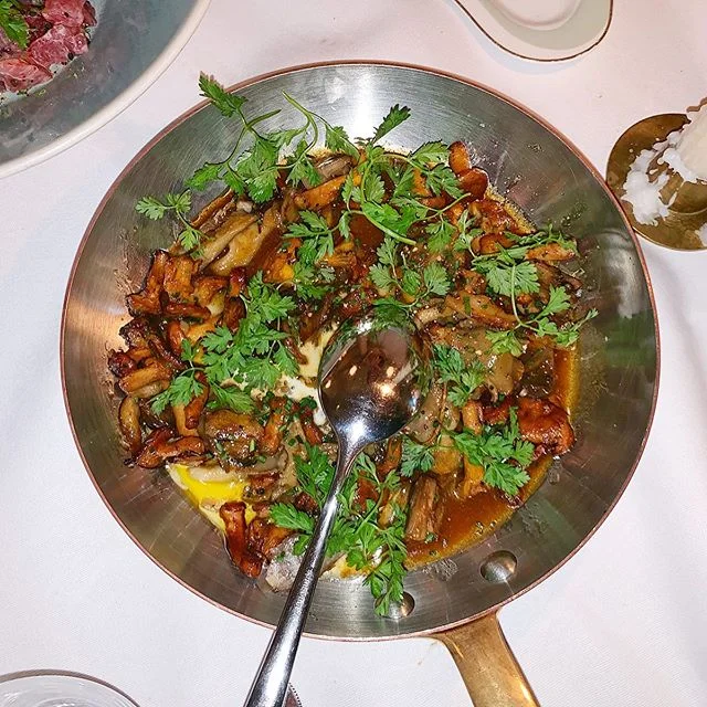 🍽 Un d&icirc;ner au Thoumieux 🥘😋⁣⁣⁣⁣⁣⁣
[🇫🇷] ⁣Une belle brasserie fran&ccedil;aise avec de tr&egrave;s bons plats 🤩 voici quelques entr&eacute;es et plats : po&ecirc;l&eacute;e de champignons sauvages (un vrai d&eacute;lice), tartare de thon rou