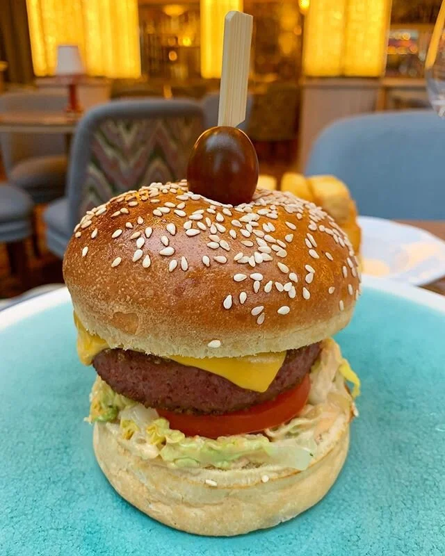 🍽 Veggie Burger 🍔😋⁣⁣⁣⁣⁣
[🇫🇷] ⁣Le nouveau restaurant Les Jardins du Presbourg a ouvert avenue de la Grande Arm&eacute;e. Voici le burger v&eacute;g&eacute;tarien, incroyable, le m&ecirc;me go&ucirc;t qu&rsquo;un vrai burger 😋⁣ Une belle d&eacute