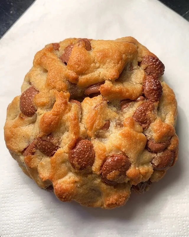 Cr&egrave;me Cookies 🍪
[🇫🇷] ⁣Les d&eacute;licieux cookies de chez Cr&egrave;me &agrave; Londres. Pour en savoir plus www.romiethefoodie.com/creme-cookies ou clickez sur le lien dans ma bio [🇬🇧] The incredible Cr&egrave;me cookies ! Gooey, chewy,