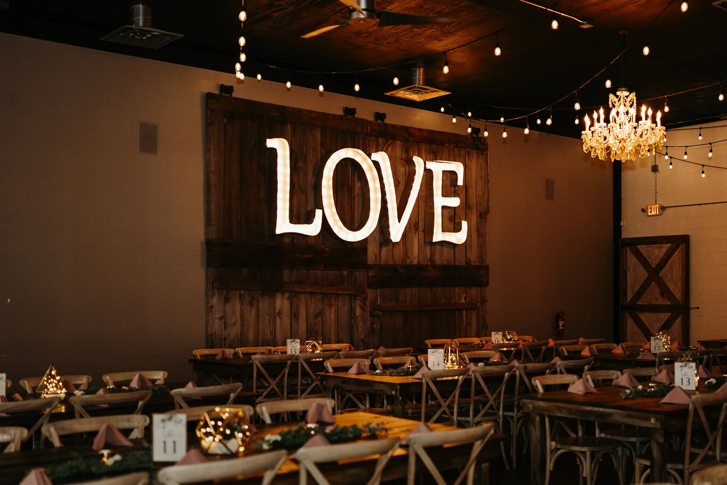 Wedding table decor, wedding decor inspo, wedding trends 2026, wedding trends, wedding setup, wedding table decor