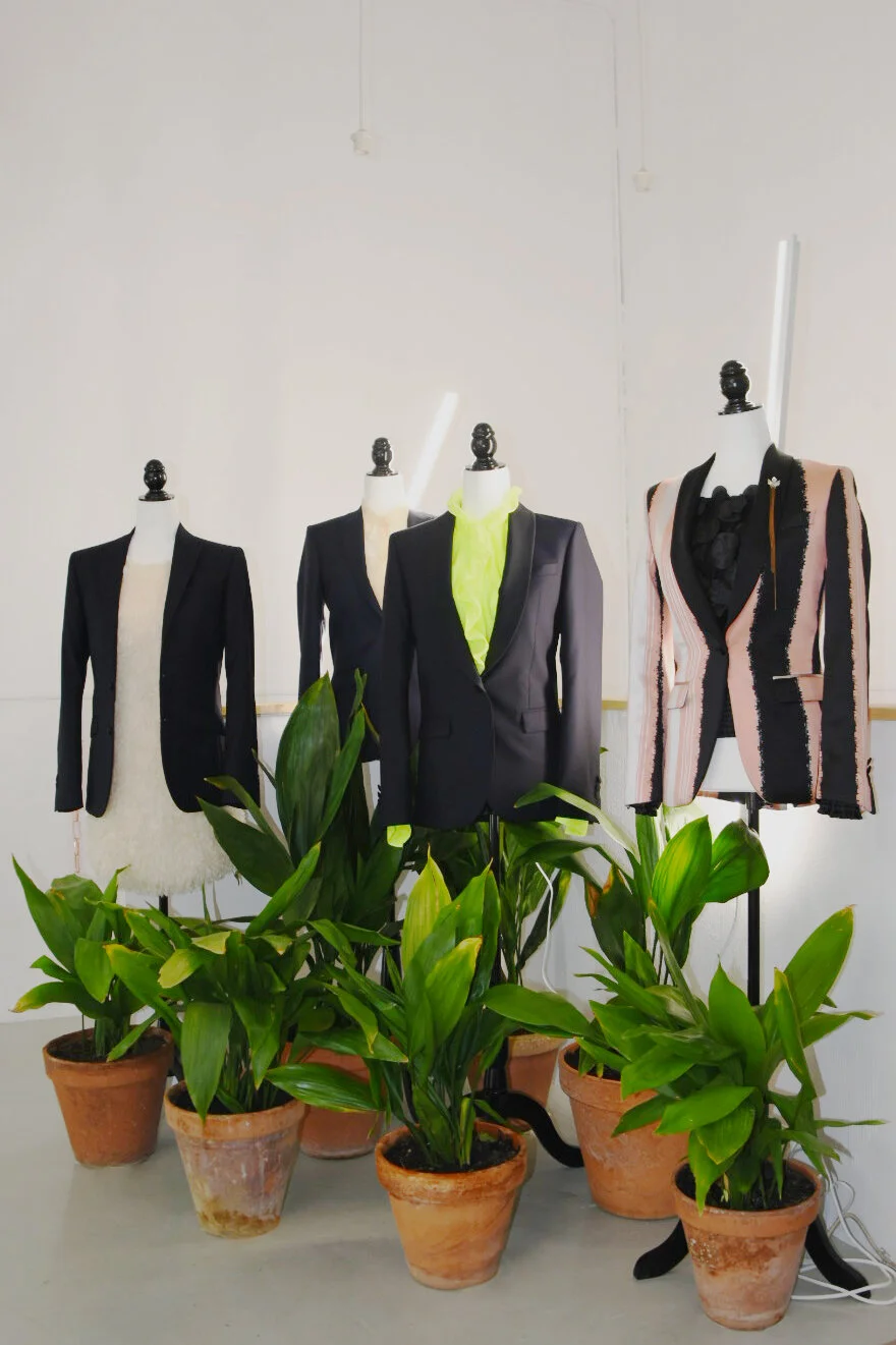 Rosas, tonos hueso y flúor enmarcados en azules navy. Y plantas. Y un poco de misterio.