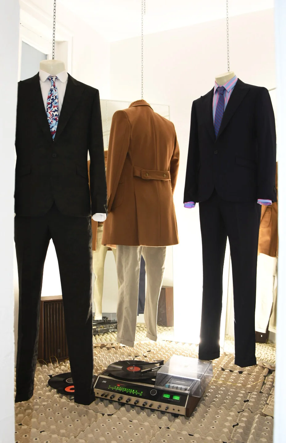 Cómo pudiste hacerme esto a mí. Esa corbata camuflaje de seda delata a un fashion killer.