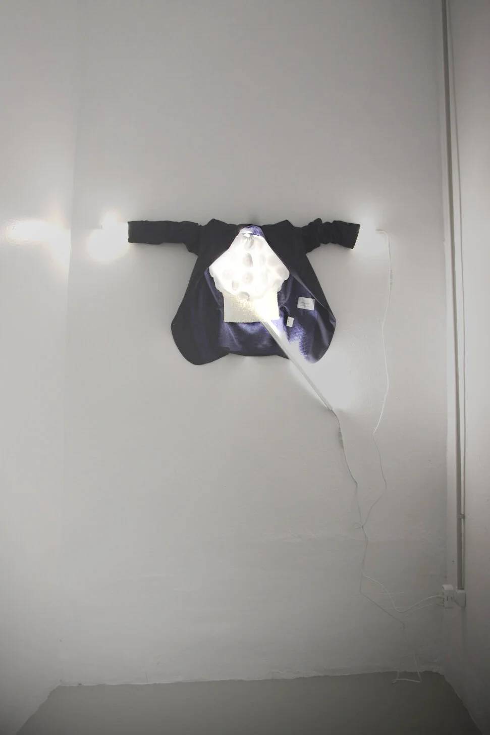 Hasta los encargados de hacer la autopsia intentarían salvar esa blusa resplandeciente.