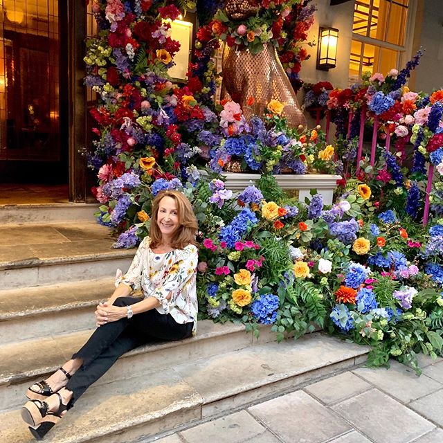 There&rsquo;s nothing like being surrounded by beauty! When we were just in London, flowers were decorating front door entrances throughout the city. Literally it was one beautiful entrance after another. Hooray for that perfect Instaphoto op! Happy 