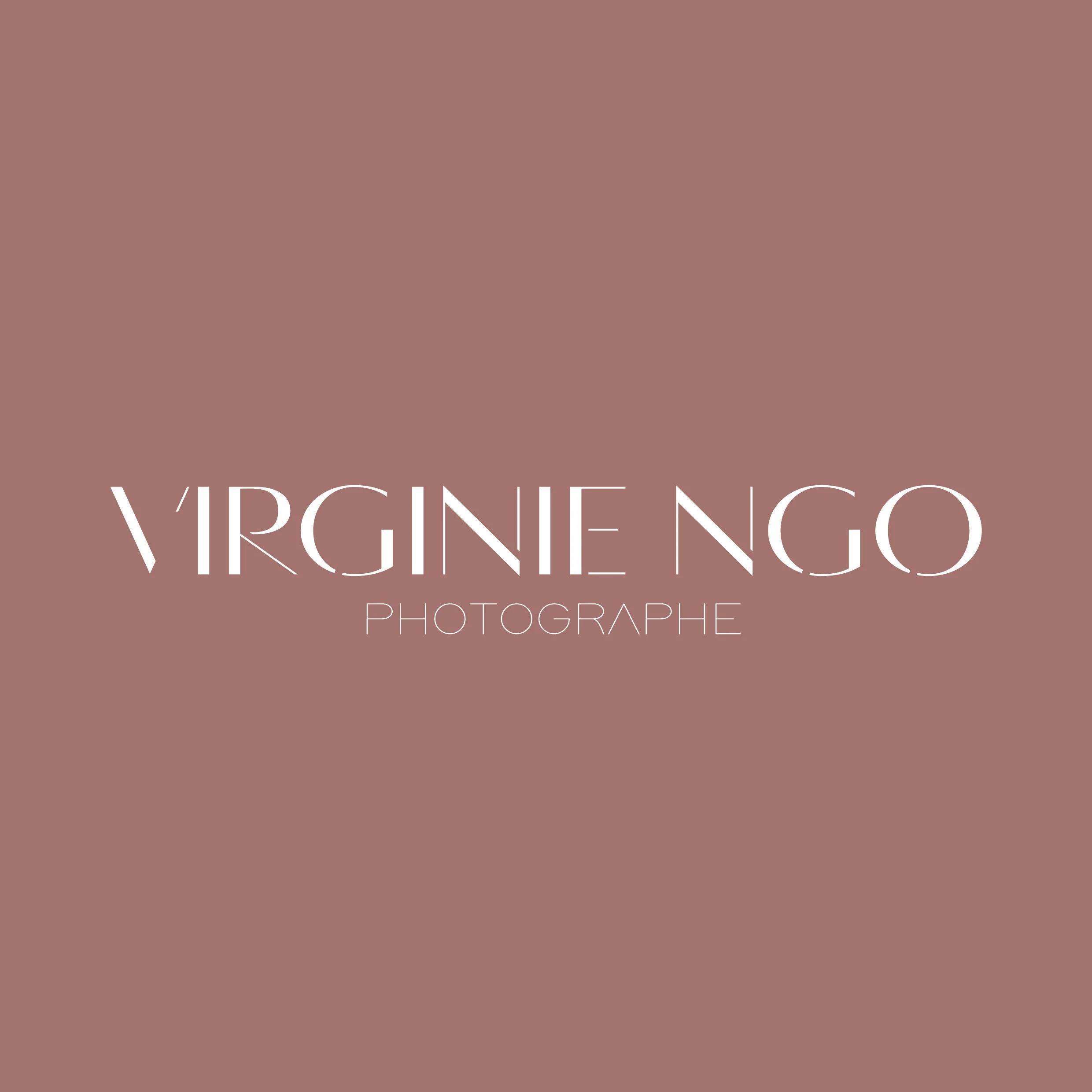 Logo avec le texte 'Virginie Ngo Photographe' sur un fond rose beige.