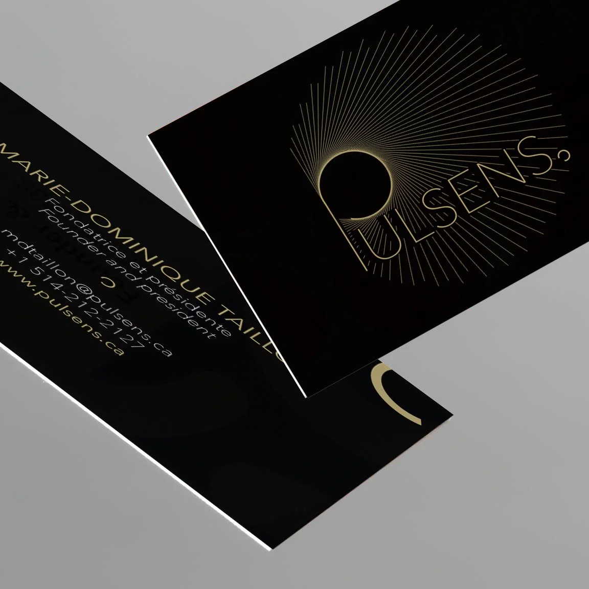Carte de visite en noir et or avec le logo Pulsens.