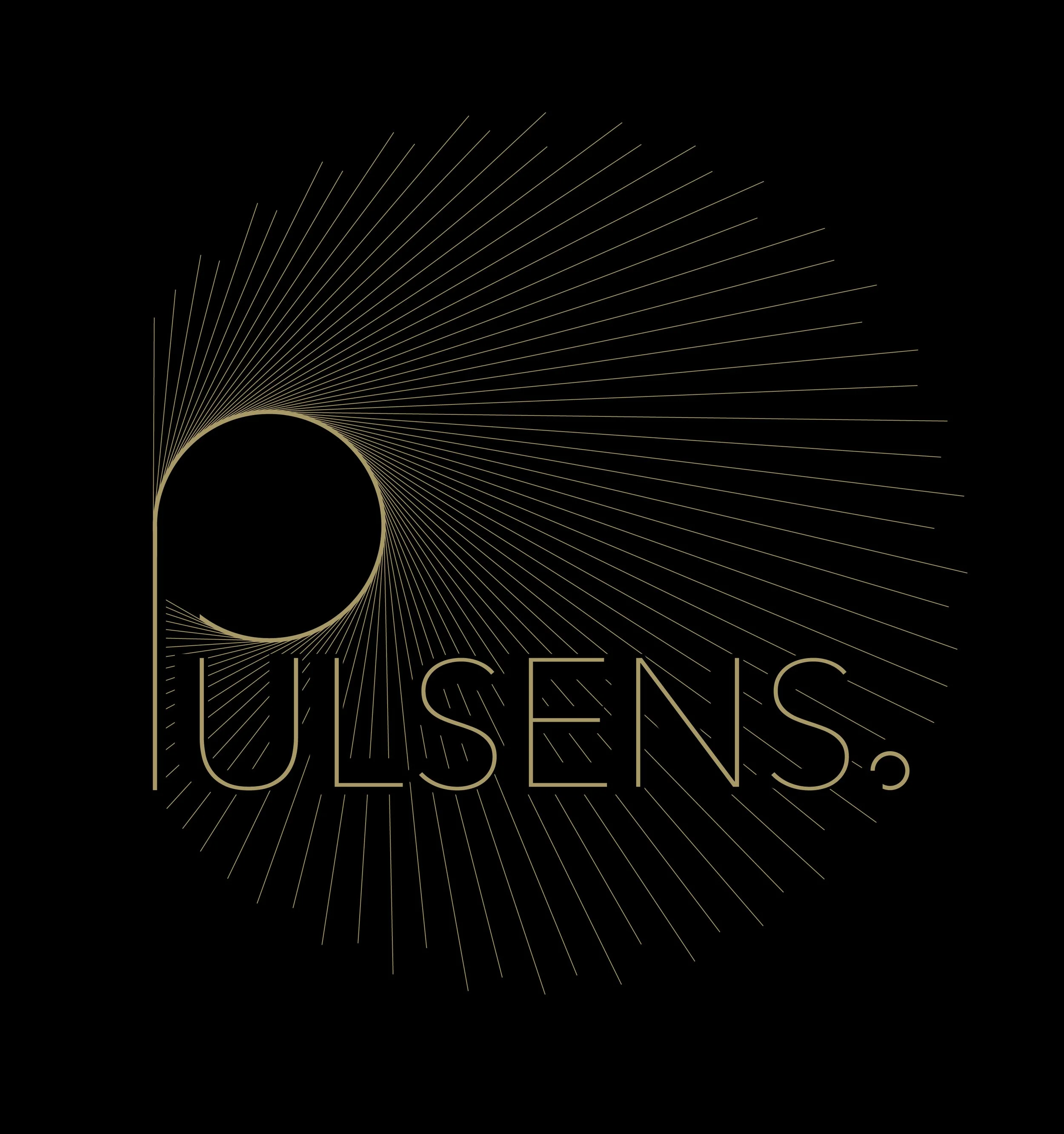 Logo PULSENS, des rayons lumineux partent du P en forme concentrique pour rappeler le rayonnement des étoiles. Le reste du mot est écrit en fines lettres baton.