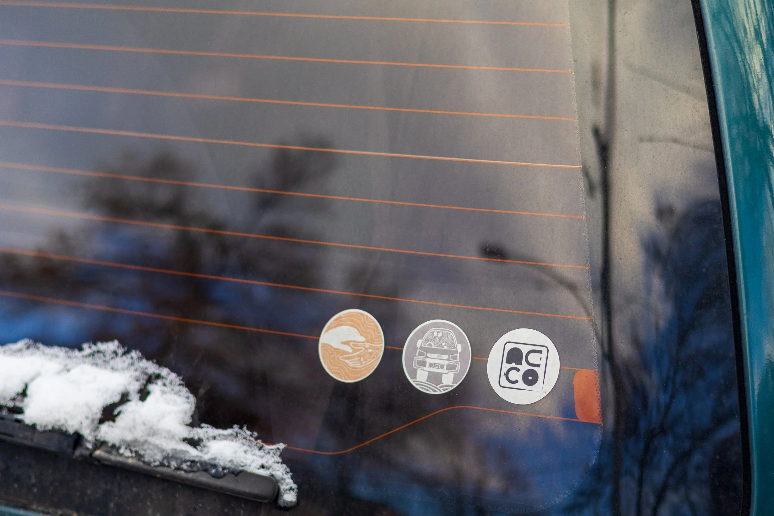 Vue de l'arrière d'une voiture avec trois autocollants de la collection Neko.