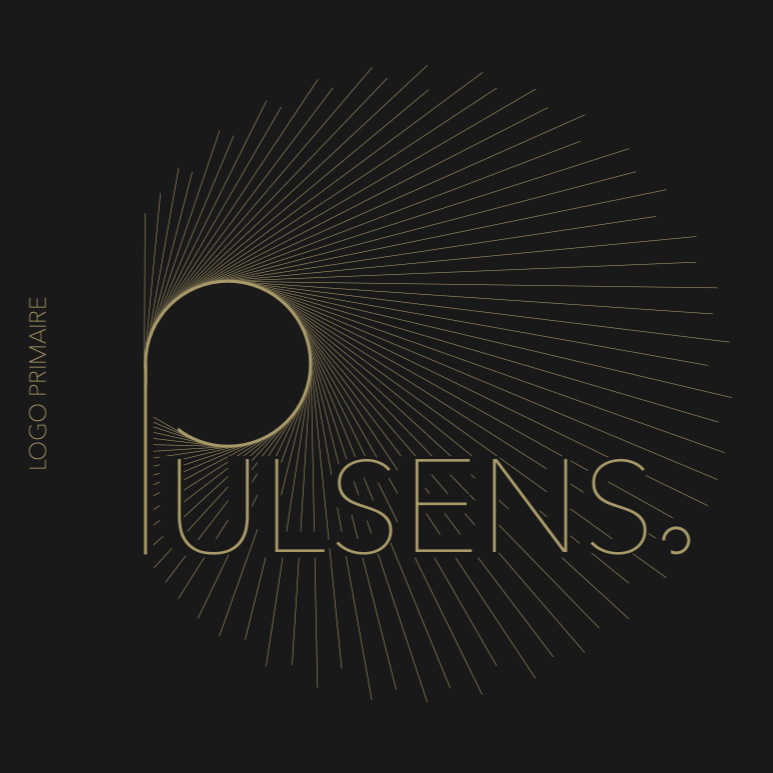 Logo PULSENS, des rayons lumineux partent du P en forme concentrique pour rappeler le rayonnement des étoiles. Le reste du mot est écrit en fines lettres baton.