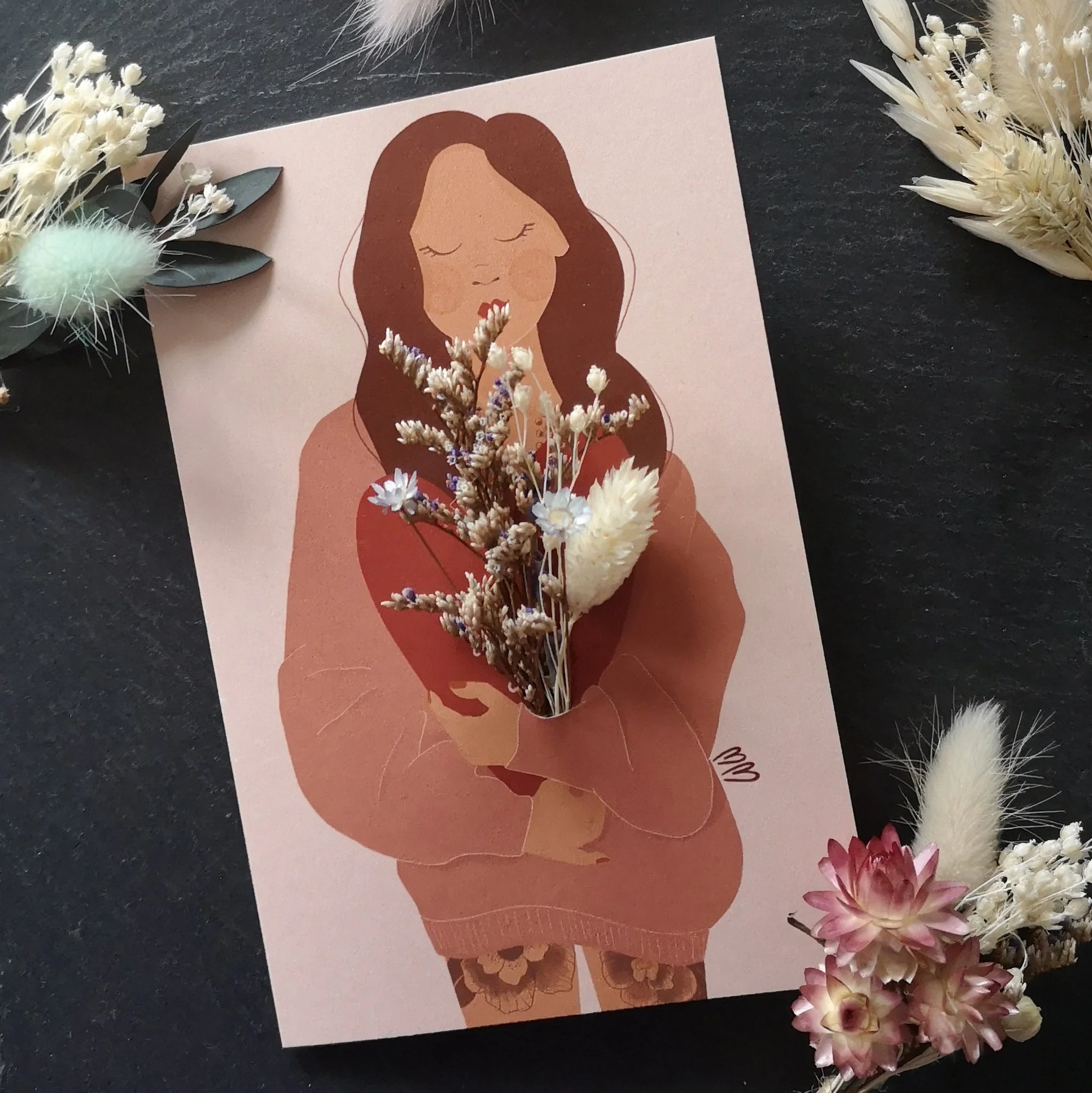 Illustration d'une femme avec des fleurs séchées qu'elle tient devant elle.