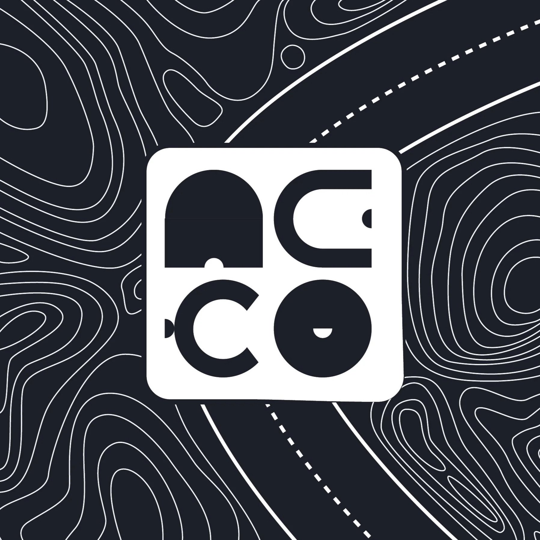 Logo NEKO en lettres stylisées noir sur un carré arrondis blanc. Le background est fait de lignes de carte topographique