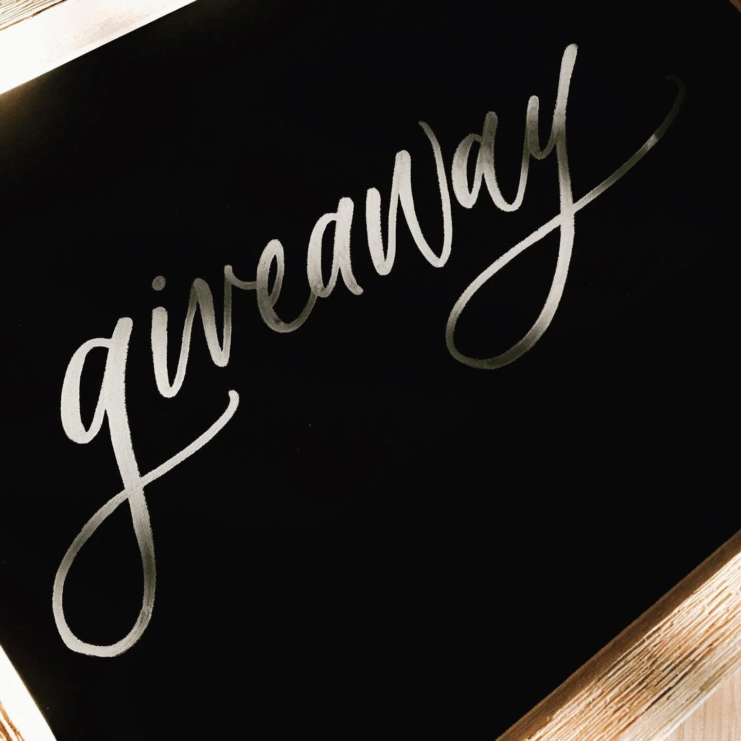 🎉🎁 It's GIVEAWAY time! 🎉🎁 
⠀⠀⠀⠀⠀⠀⠀⠀⠀
⠀⠀⠀⠀⠀⠀⠀⠀⠀
happy to say I&rsquo;ve partnered with Versa Chalk to give one of my followers a chance to win some products! I know a lot of you are ✨ uh-may-zing ✨at chalkboard lettering so this will be perfect fo